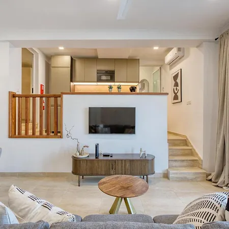 2br Seafront Elegance With Balcony & Sea Views By 360 Estates Διαμέρισμα *