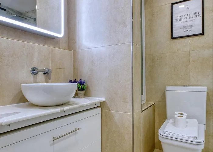 Διαμέρισμα 2br Seafront Elegance With Balcony & Sea Views By 360 Estates