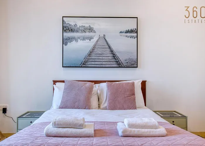 2br Seafront Elegance With Balcony & Sea Views By 360 Estates Διαμέρισμα *