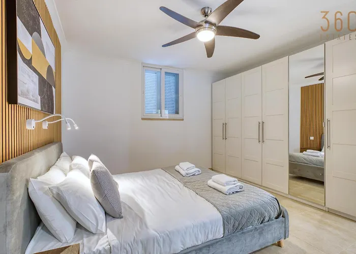 2br Seafront Elegance With Balcony & Sea Views By 360 Estates * Σεντ Πόλς Μπέι