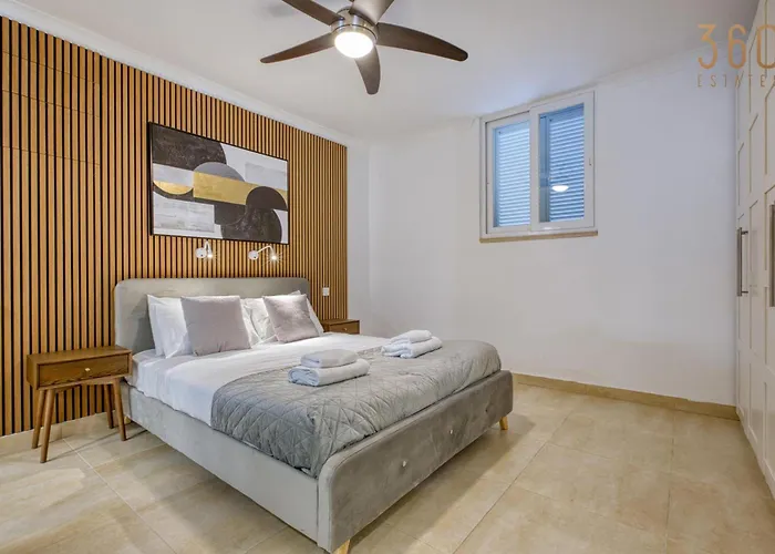 2br Seafront Elegance With Balcony & Sea Views By 360 Estates * Σεντ Πόλς Μπέι