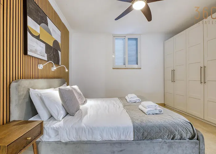 2br Seafront Elegance With Balcony & Sea Views By 360 Estates Διαμέρισμα