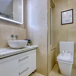 公寓 2br Seafront Elegance With Balcony & Sea Views By 360 Estates