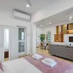 公寓 2br Seafront Elegance With Balcony & Sea Views By 360 Estates *