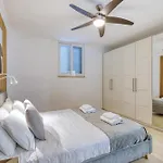 2br Seafront Elegance With Balcony & Sea Views By 360 Estates * 圣保罗湾城