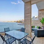 公寓 2br Seafront Elegance With Balcony & Sea Views By 360 Estates