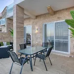 2br Seafront Elegance With Balcony & Sea Views By 360 Estates 公寓