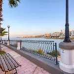 公寓 2br Seafront Elegance With Balcony & Sea Views By 360 Estates *