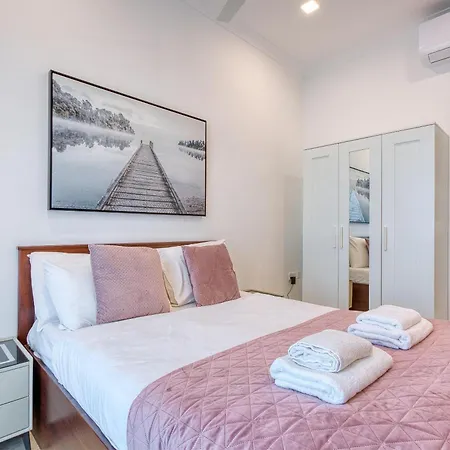 2br Seafront Elegance With Balcony & Sea Views By 360 Estates Lägenhet