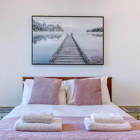 2br Seafront Elegance With Balcony & Sea Views By 360 Estates Lägenhet *