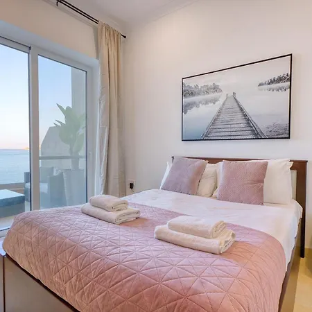 2br Seafront Elegance With Balcony & Sea Views By 360 Estates Appartement