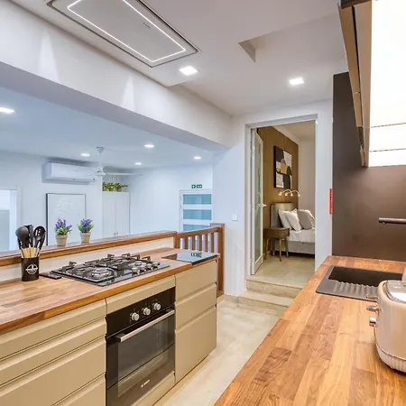 Lägenhet 2br Seafront Elegance With Balcony & Sea Views By 360 Estates *