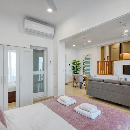 Appartement 2br Seafront Elegance With Balcony & Sea Views By 360 Estates *