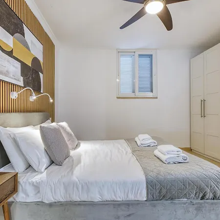 2br Seafront Elegance With Balcony & Sea Views By 360 Estates Appartement