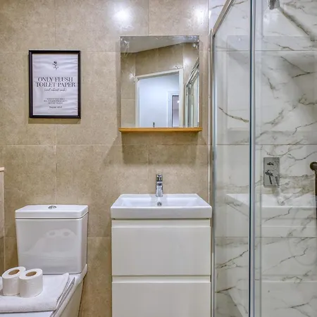 Appartement 2br Seafront Elegance With Balcony & Sea Views By 360 Estates *