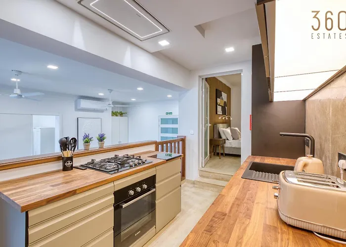 Apartment 2br Seafront Elegance With Balcony & Sea Views By 360 Estates *