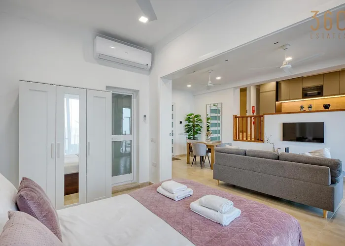 Lägenhet 2br Seafront Elegance With Balcony & Sea Views By 360 Estates *